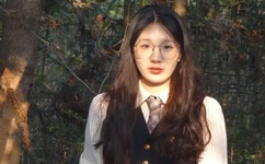 在逃生游戏里挨C